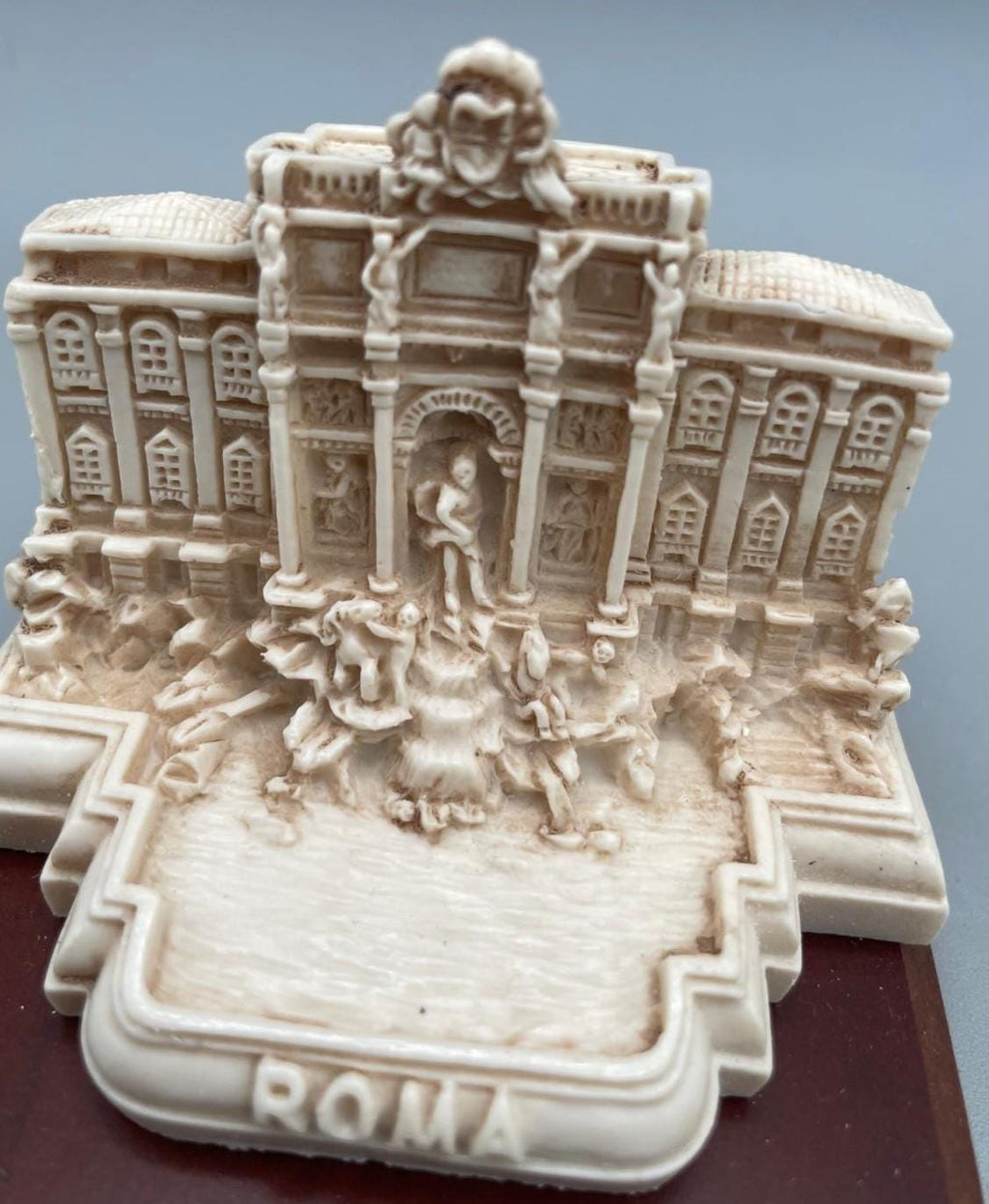 Réplique de la fontaine de Trevi en résine avec socle en bois