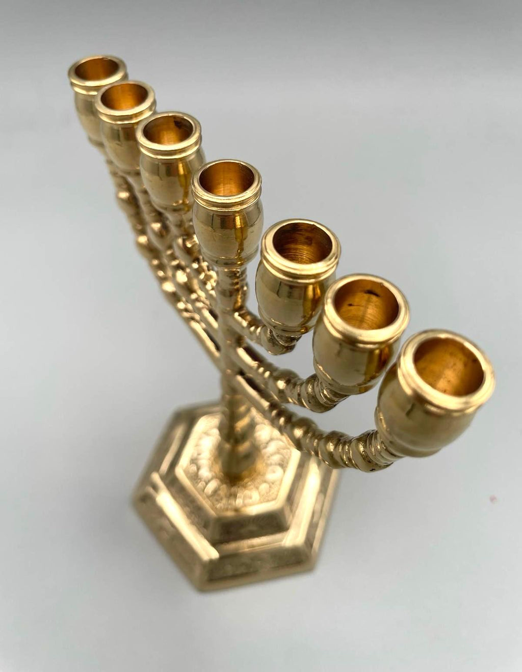 Menorah Vintage a Sette Bracci in Ottone Dorato – h 13 cm