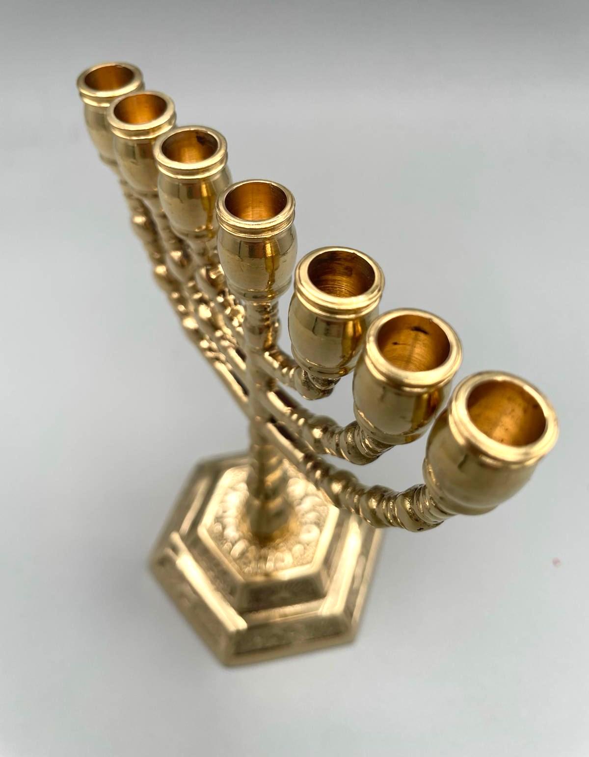 Menorah Vintage a Sette Bracci in Ottone Dorato – h 13 cm