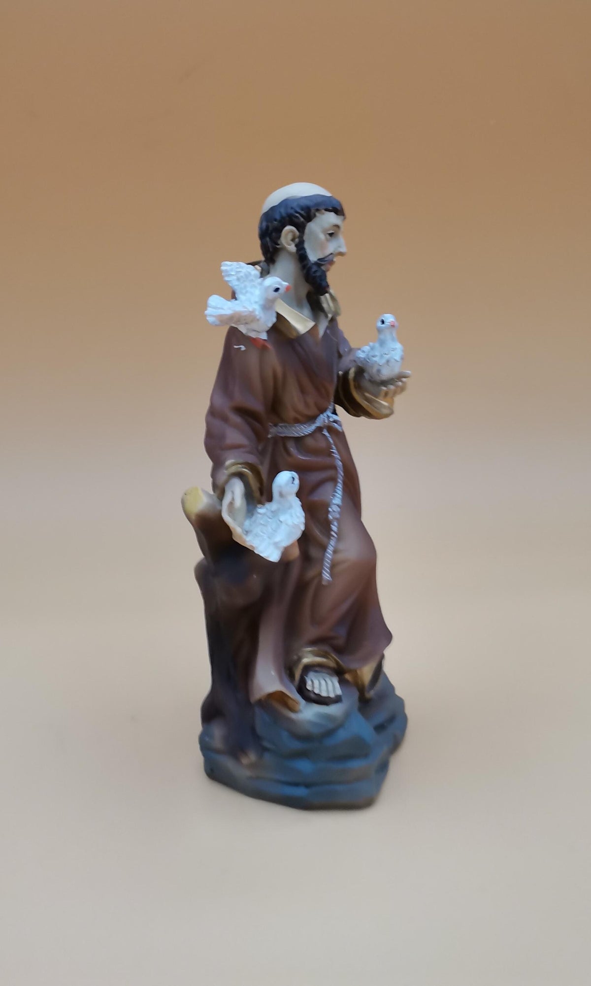 Statue Heiliger Franziskus mit Tauben aus handbemaltem Kunstharz – 14 cm