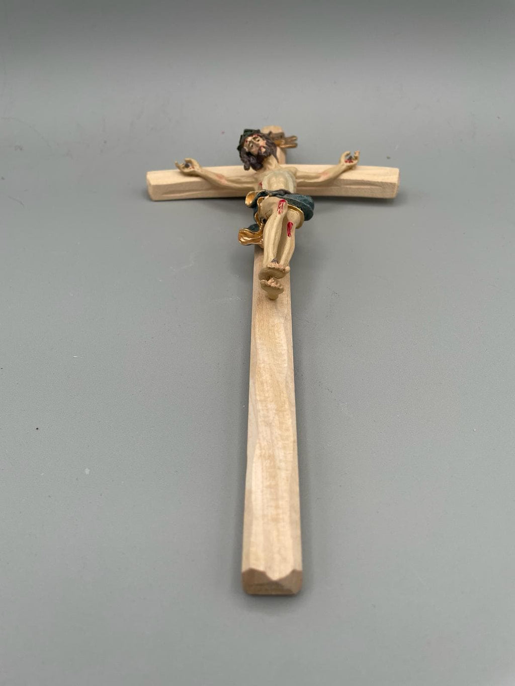 Crucifijo de Pared Artesanal de Madera con Figura de Jesús en Resina – Decoración Religiosa Cristiana