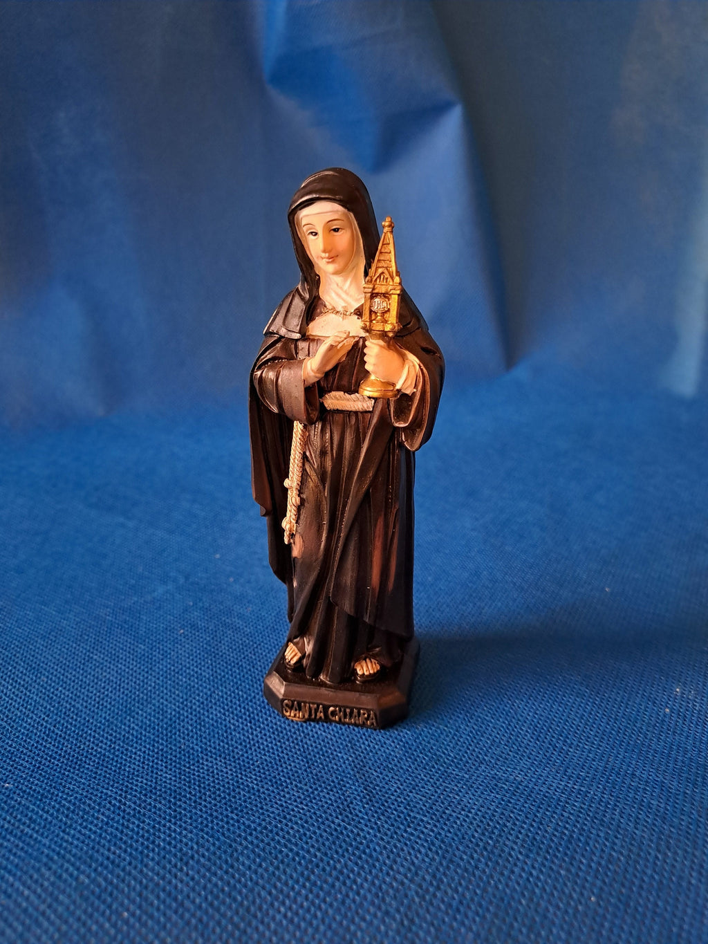 Statue de Sainte Claire d'Assise en résine peinte à la main – 12 cm
