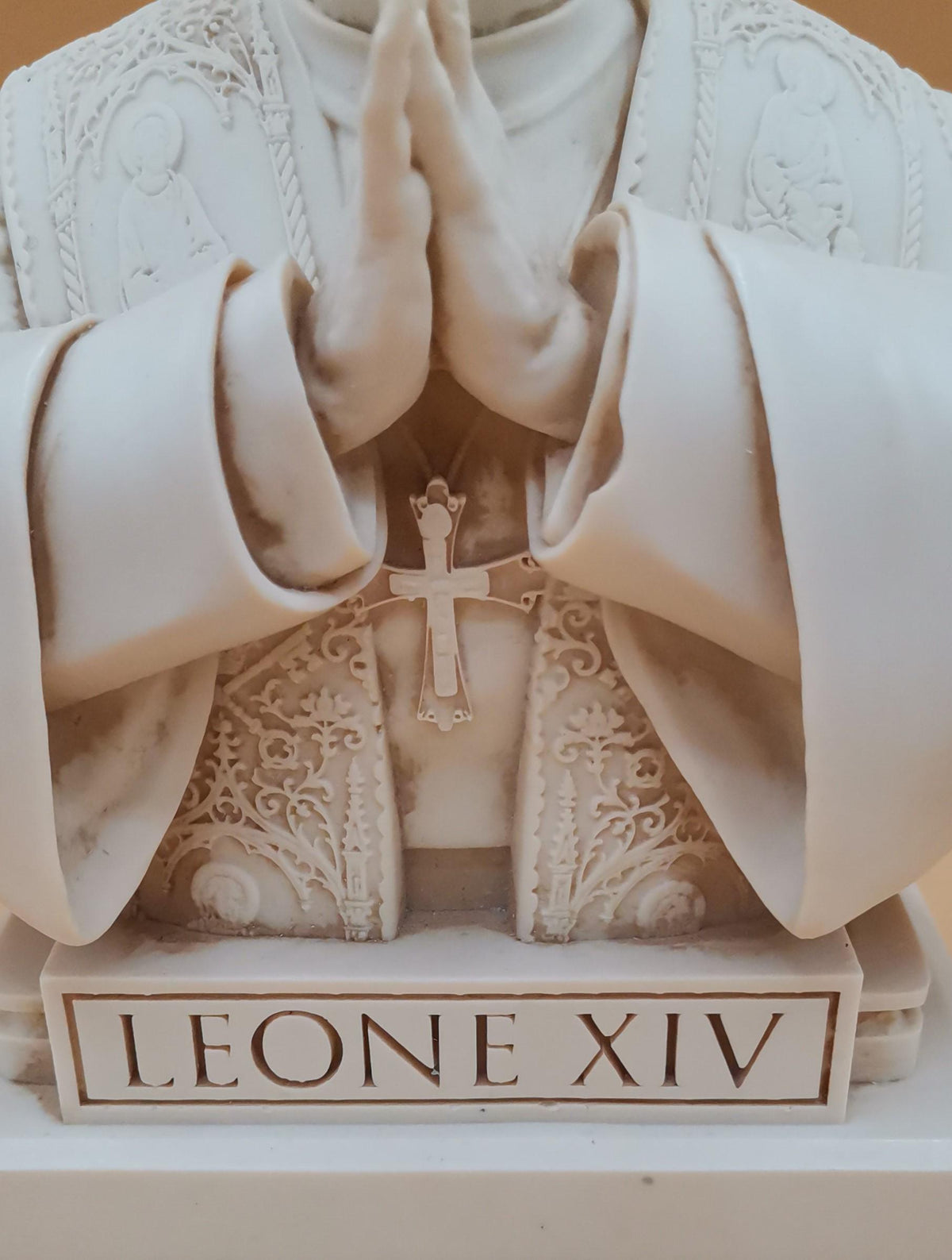 Busto Papa Leone XIV in Preghiera 22 cm – Statua Religiosa in Resina Avorio