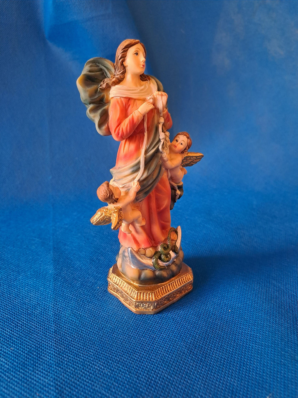 Statue der Knotenlösenden Muttergottes aus handbemaltem Kunstharz – 15 cm