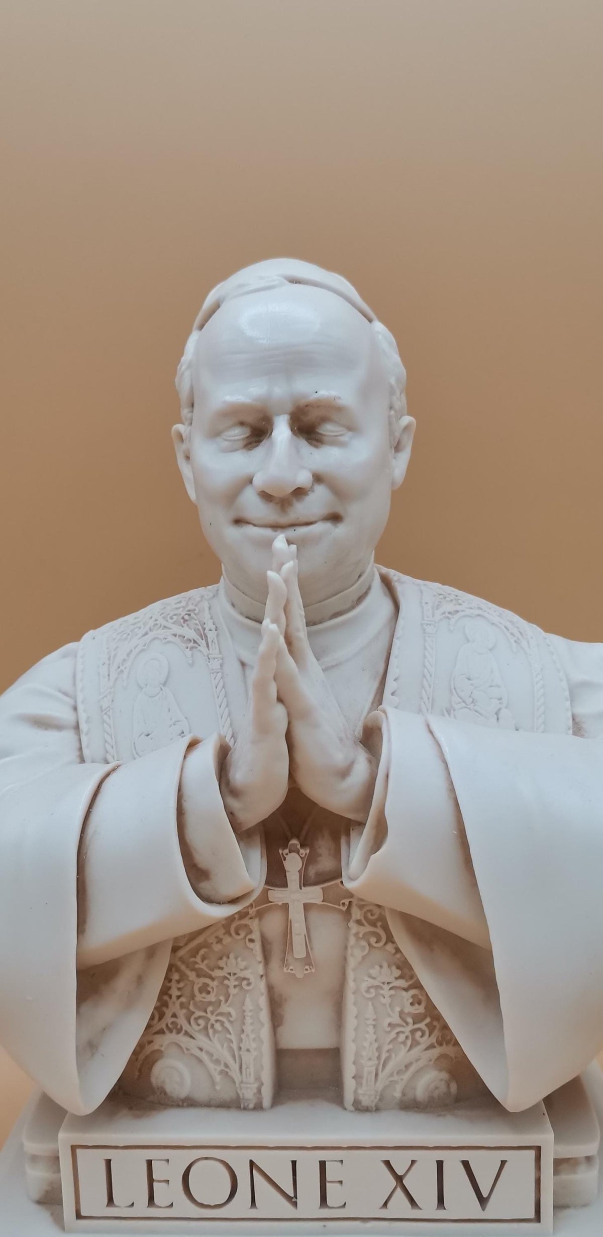 Busto Papa Leone XIV in Preghiera 22 cm – Statua Religiosa in Resina Avorio