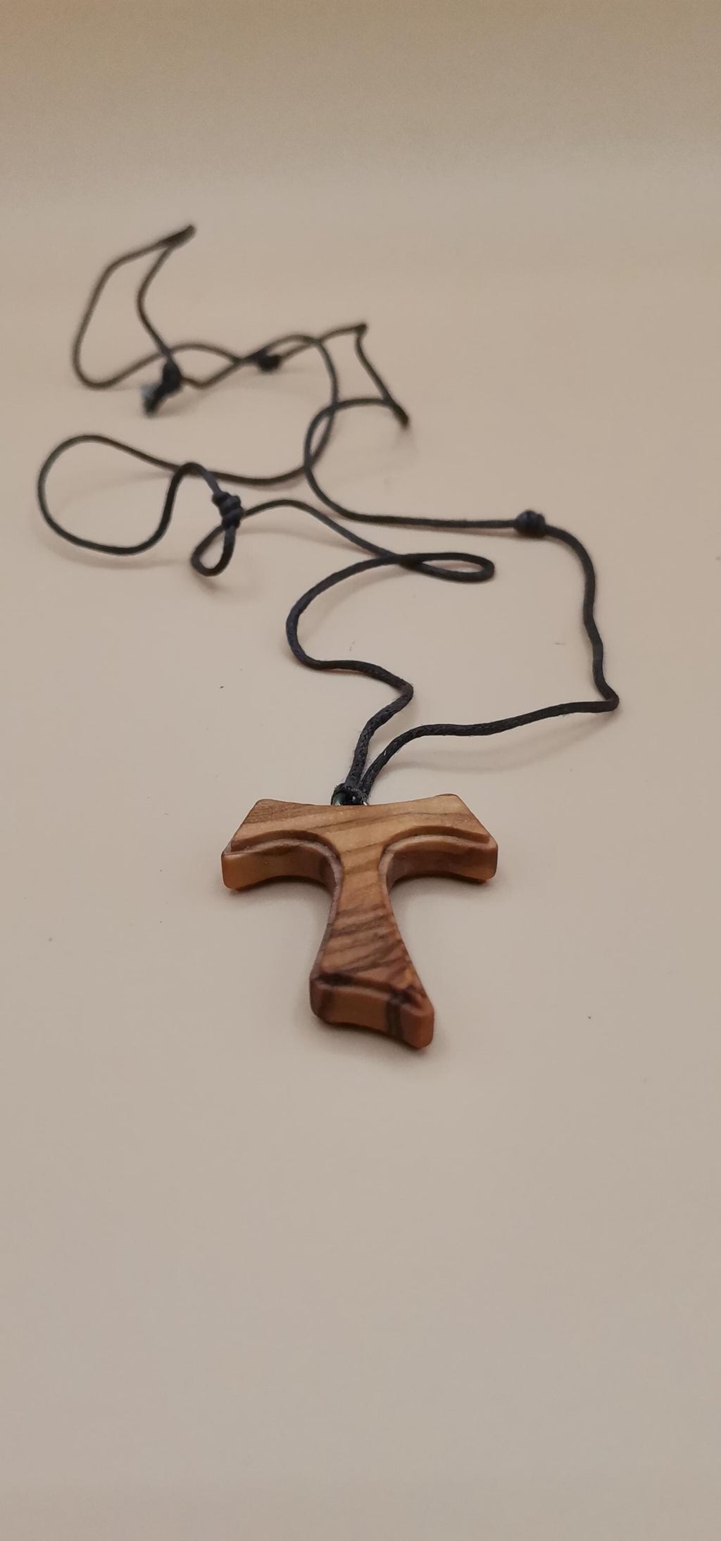 Tau franciscain en bois d'olivier avec cordon marron – 4x3 cm