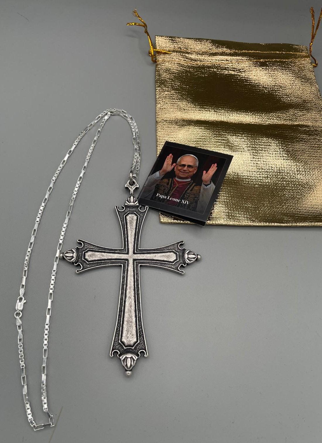 Collana con crocifisso replica Papa Leone, finiture argentate e brunite