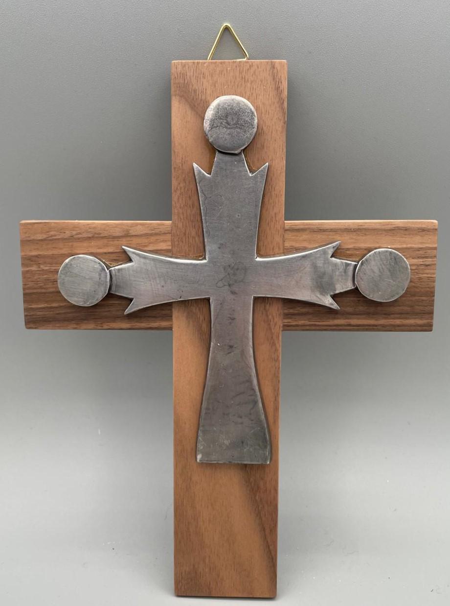 Crocifisso da parete in legno naturale con dettagli in ottone