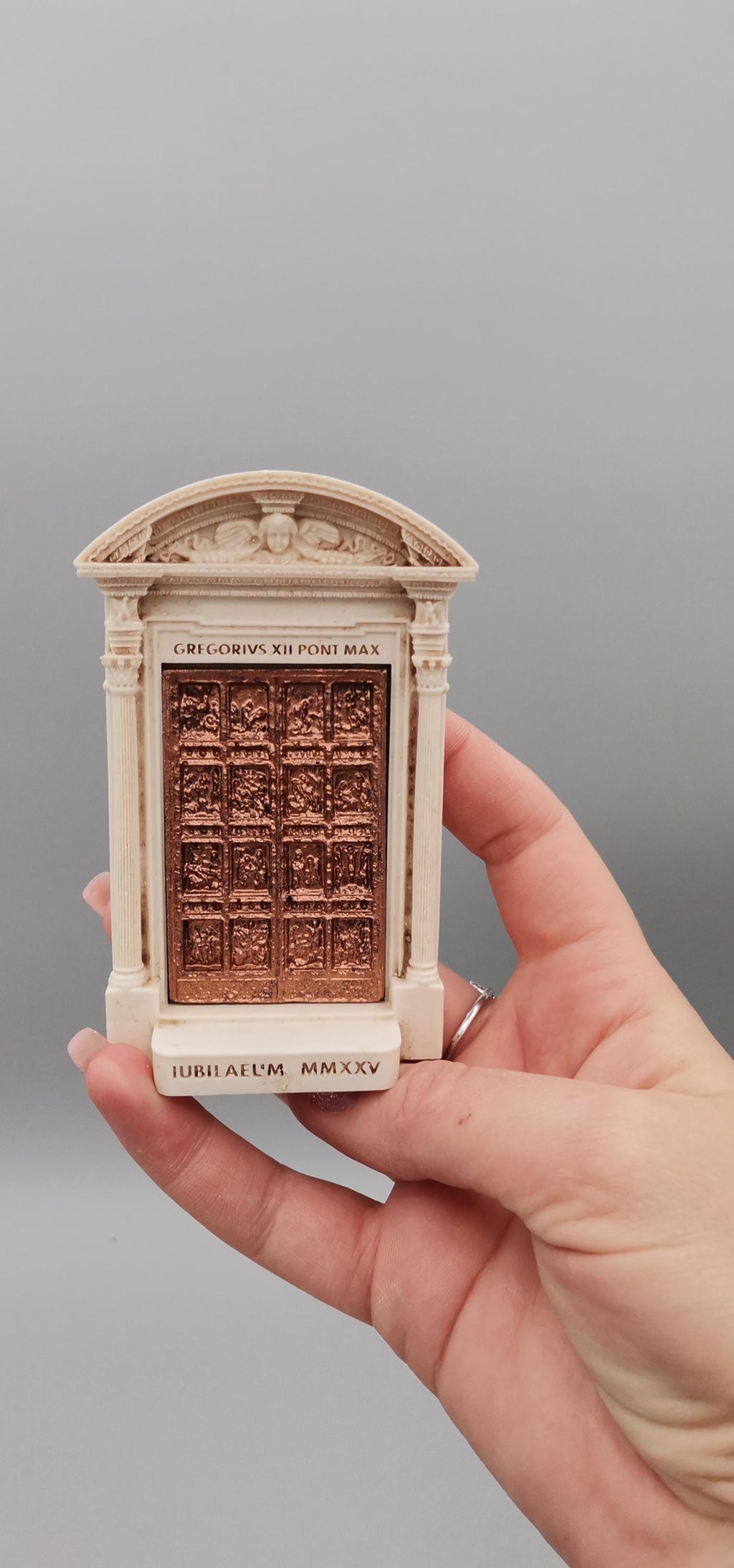 Heilige Pforte Jubiläum 2025 – Souvenir aus Marmor und Kunstharz, H 10 cm