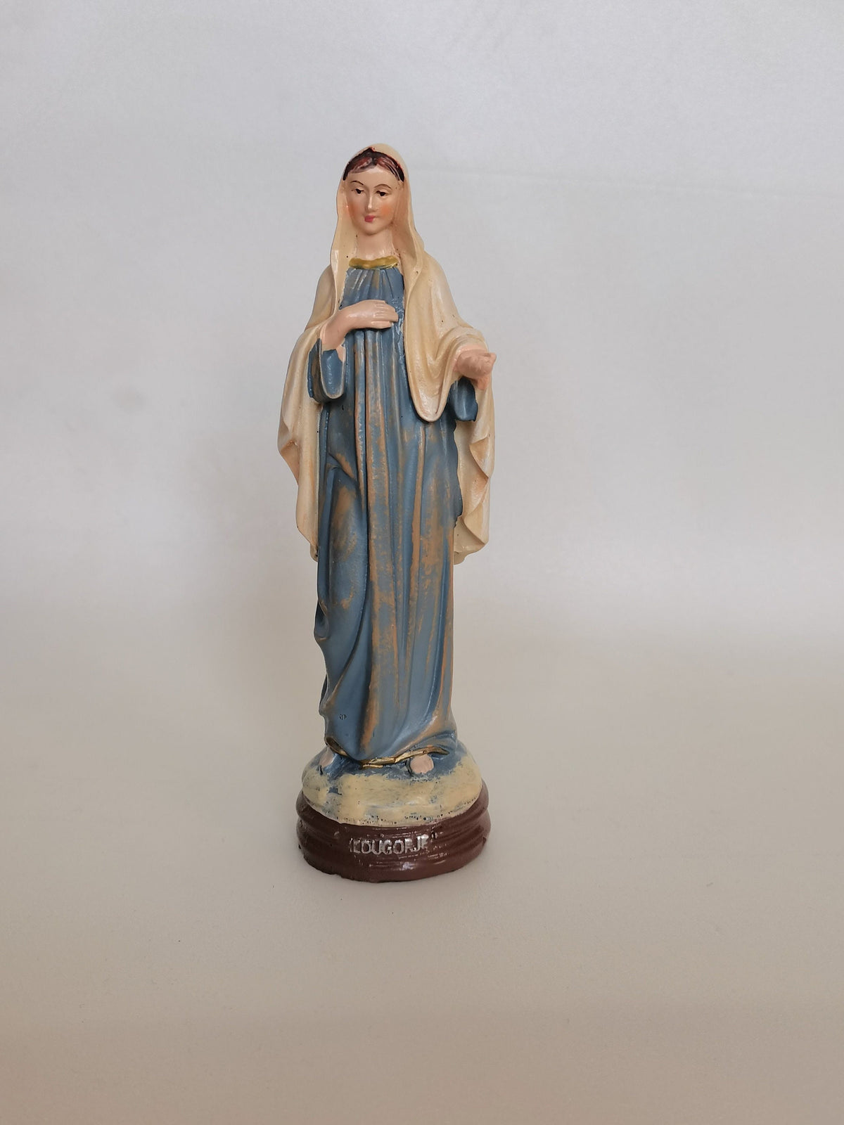 Statue de la Vierge de Medjugorje en résine peinte à la main – 15 cm