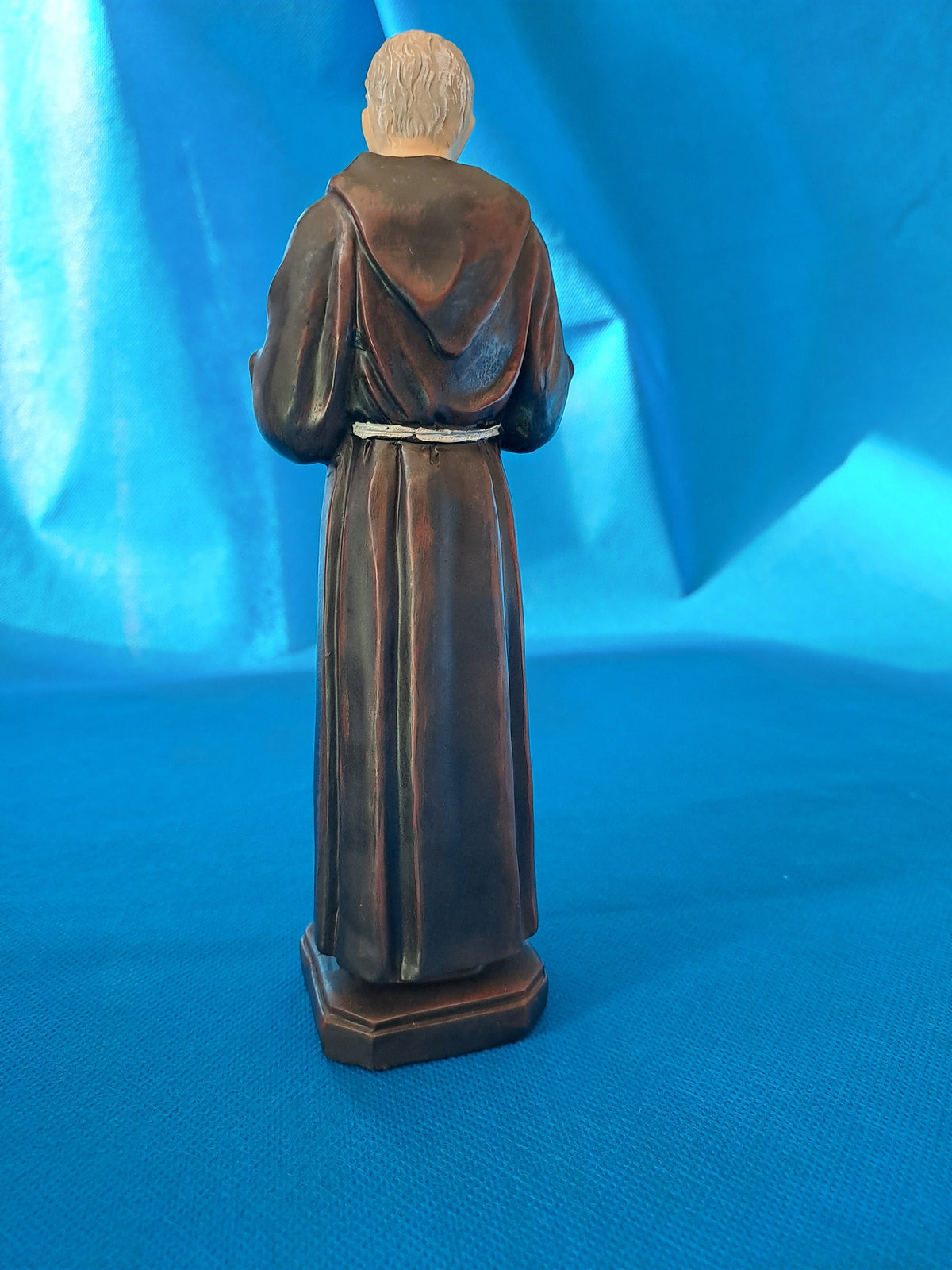 Padre-Pio-Statue aus handbemaltem Kunstharz