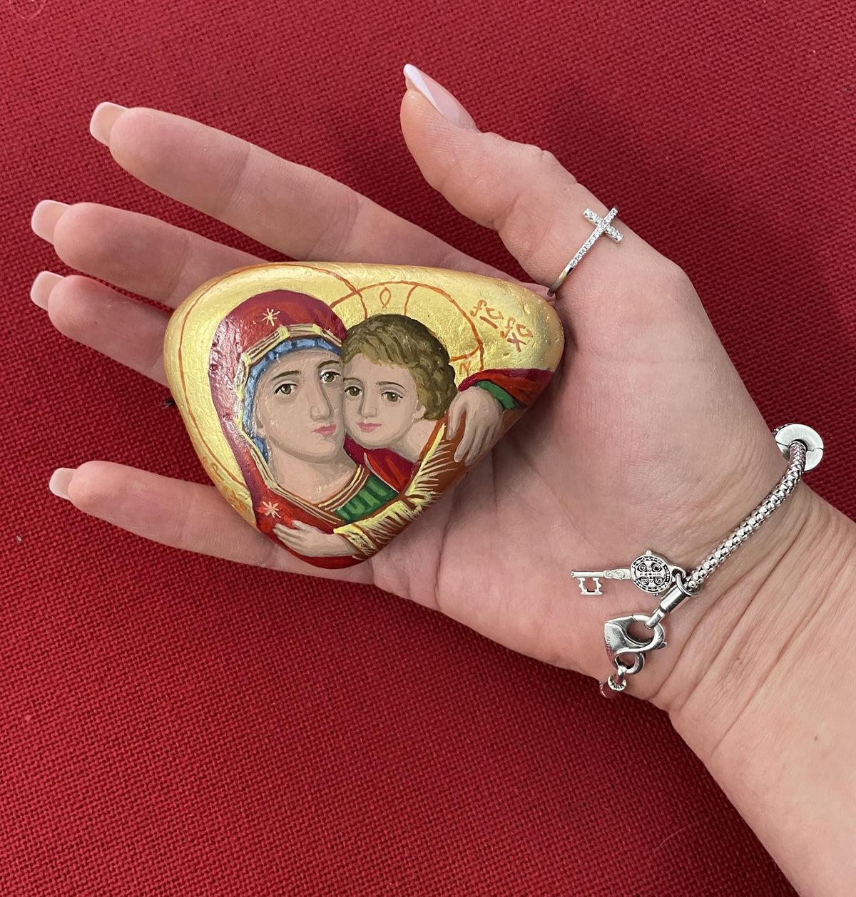 Icône sur pierre naturelle – Vierge à l'Enfant, peinte à la main