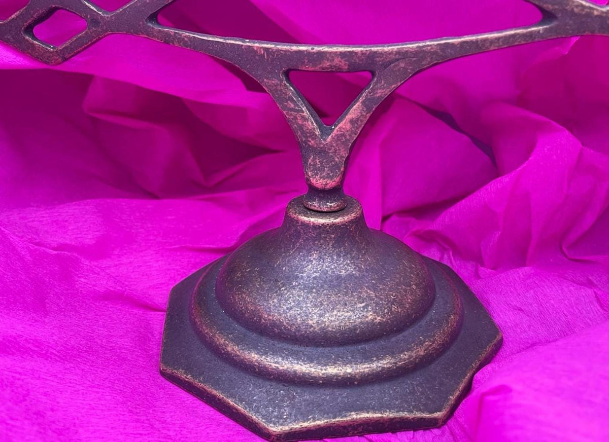 Chanukkiah in ottone brunito a nove bracci – 48 x 27 cm