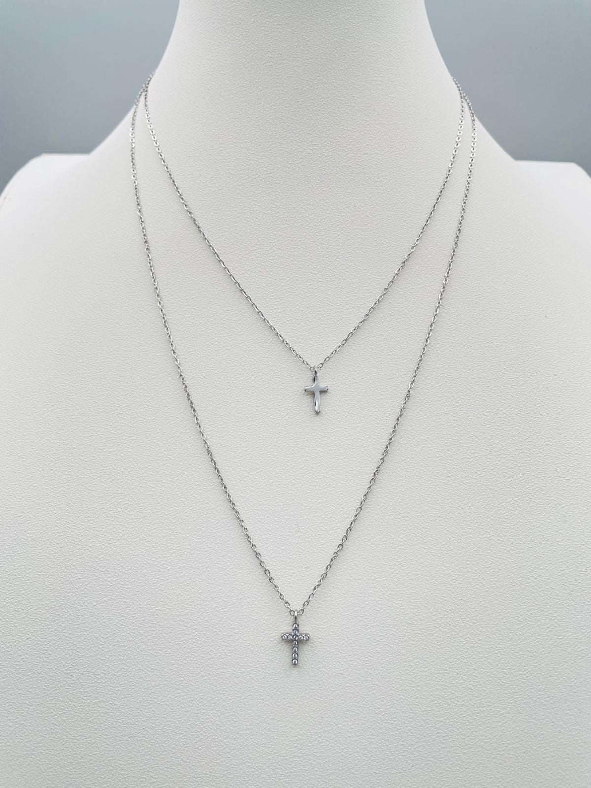 Collana multistrato color argento con due croci – cod. CAC-004