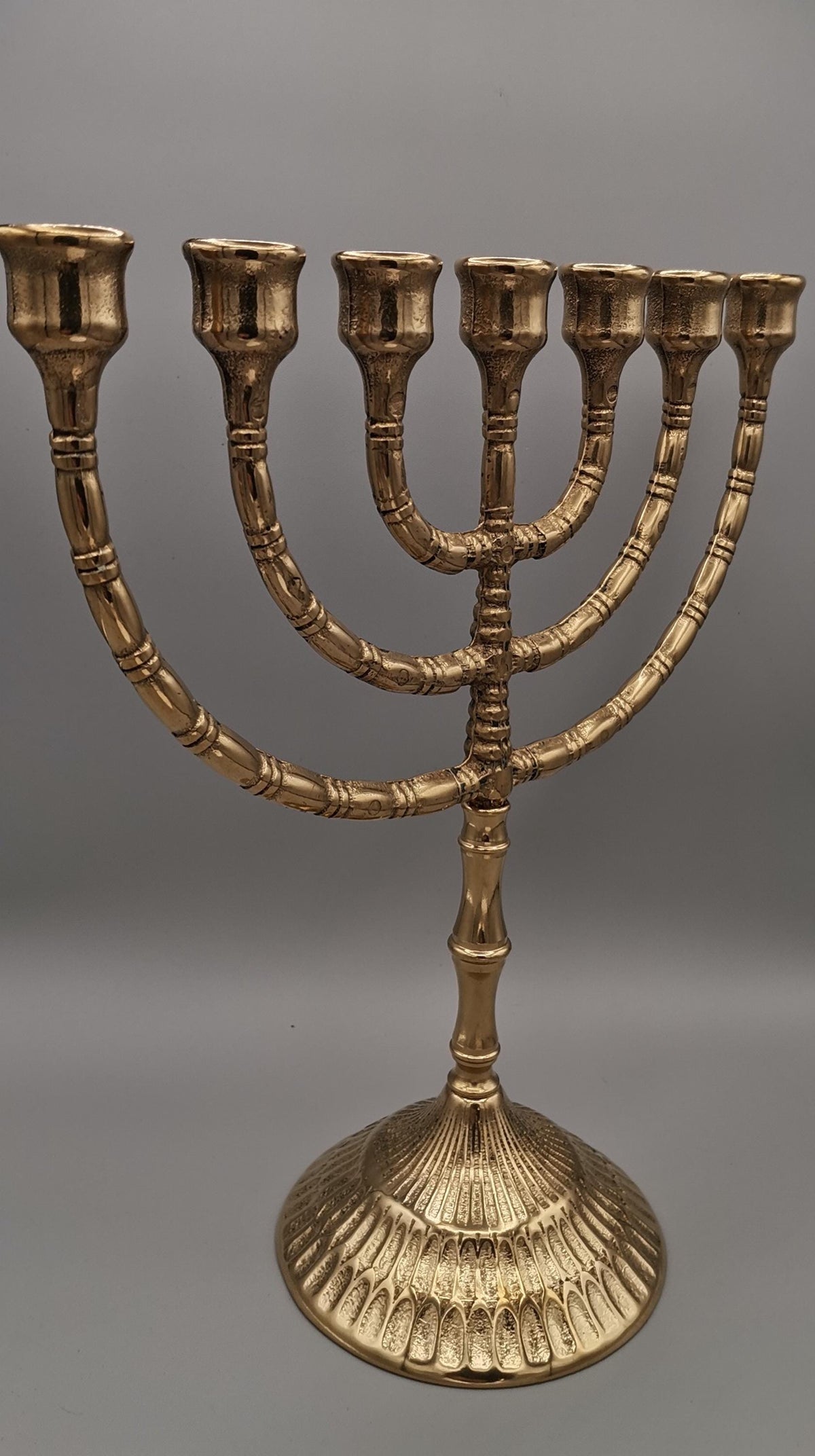 Menorah a sette bracci in ottone lucido – 29 x 28 cm
