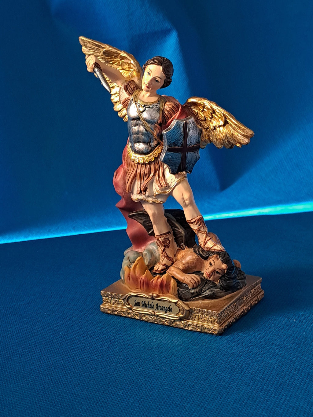 Statue de Saint Michel Archange avec épée en résine peinte – 15 cm