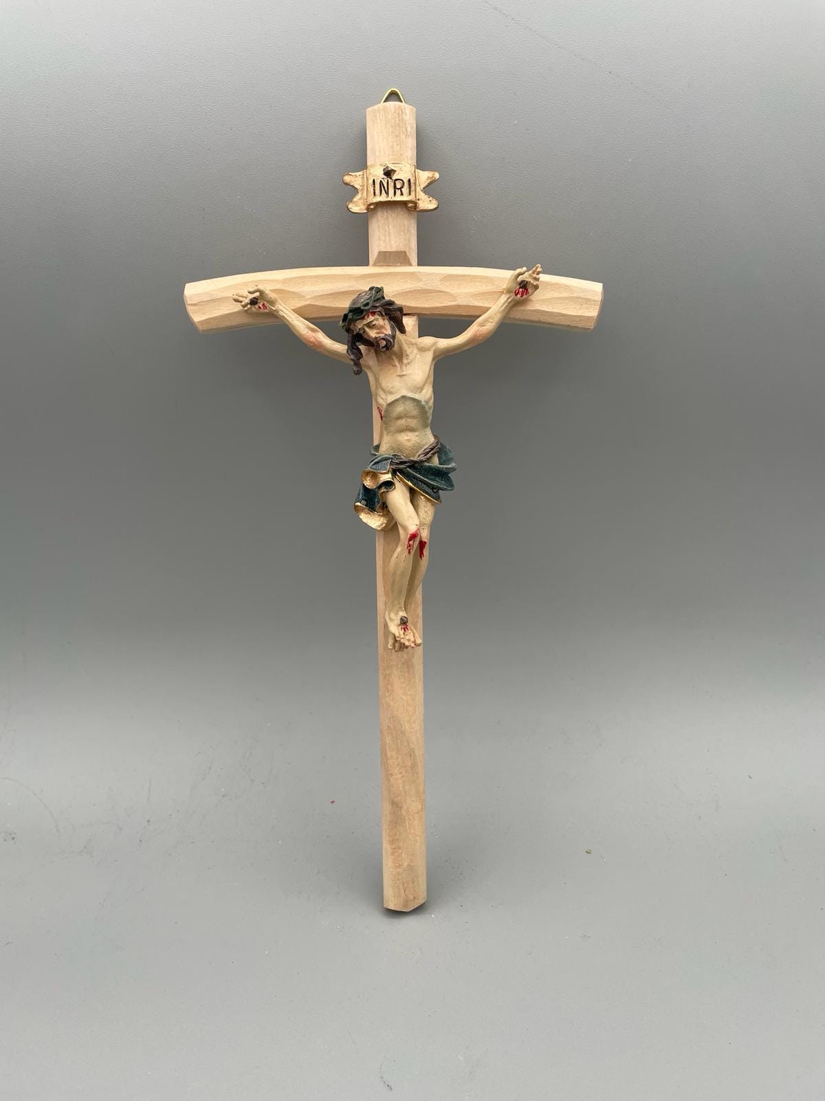 Crocifisso da Parete Artigianale in Legno con Figura di Gesù in Resina – Decorazione Religiosa Cristiana