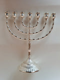 Menorah a sette bracci in ottone argentato lucido – 29 x 28 cm