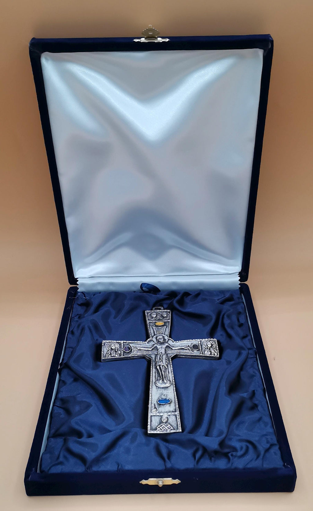 Croce religiosa da parete argentata con pietre colorate e Agnello Mistico