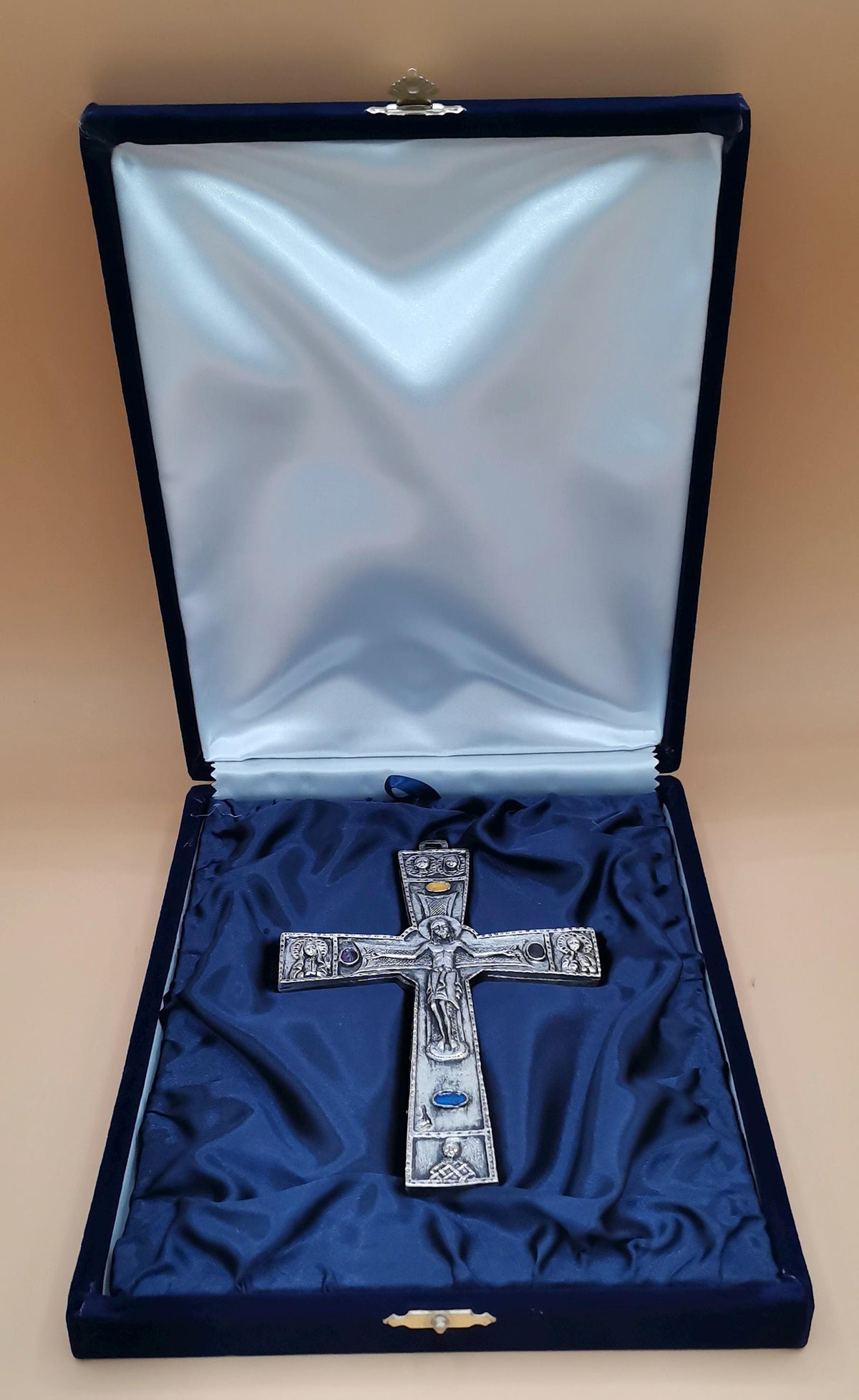 Croce religiosa da parete argentata con pietre colorate e Agnello Mistico