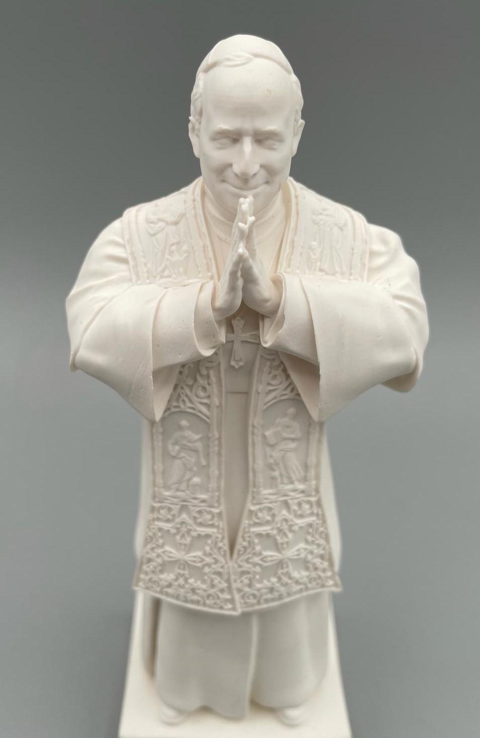Statue du Pape Léon XIV en prière – Mini sculpture blanche, 10 cm