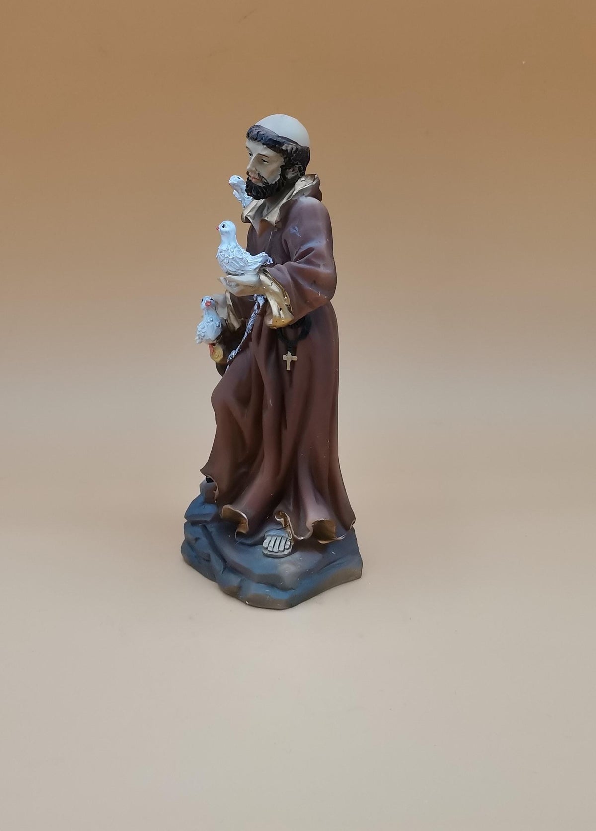 Statue Heiliger Franziskus mit Tauben aus handbemaltem Kunstharz – 14 cm