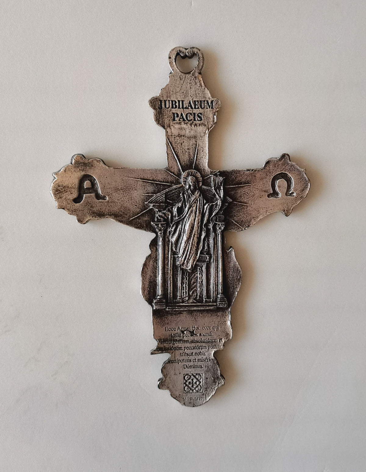 Crocifisso Jubileum Pacis con le quattro Basiliche di Roma – ottone argentato – 15 x 10 cm