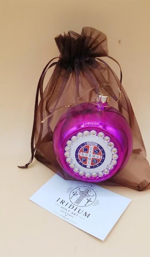 Pallina di Natale Viola con Medaglia di San Benedetto