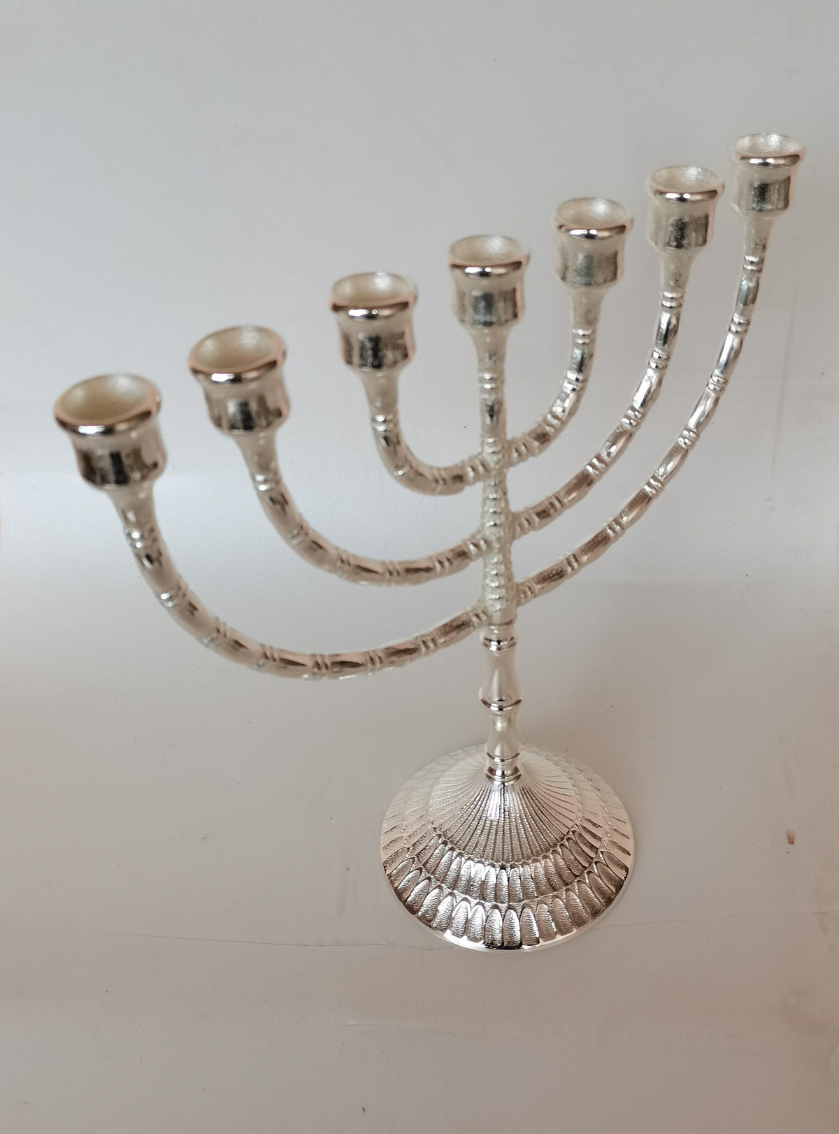 Menorah a sette bracci in ottone argentato lucido – 29 x 28 cm