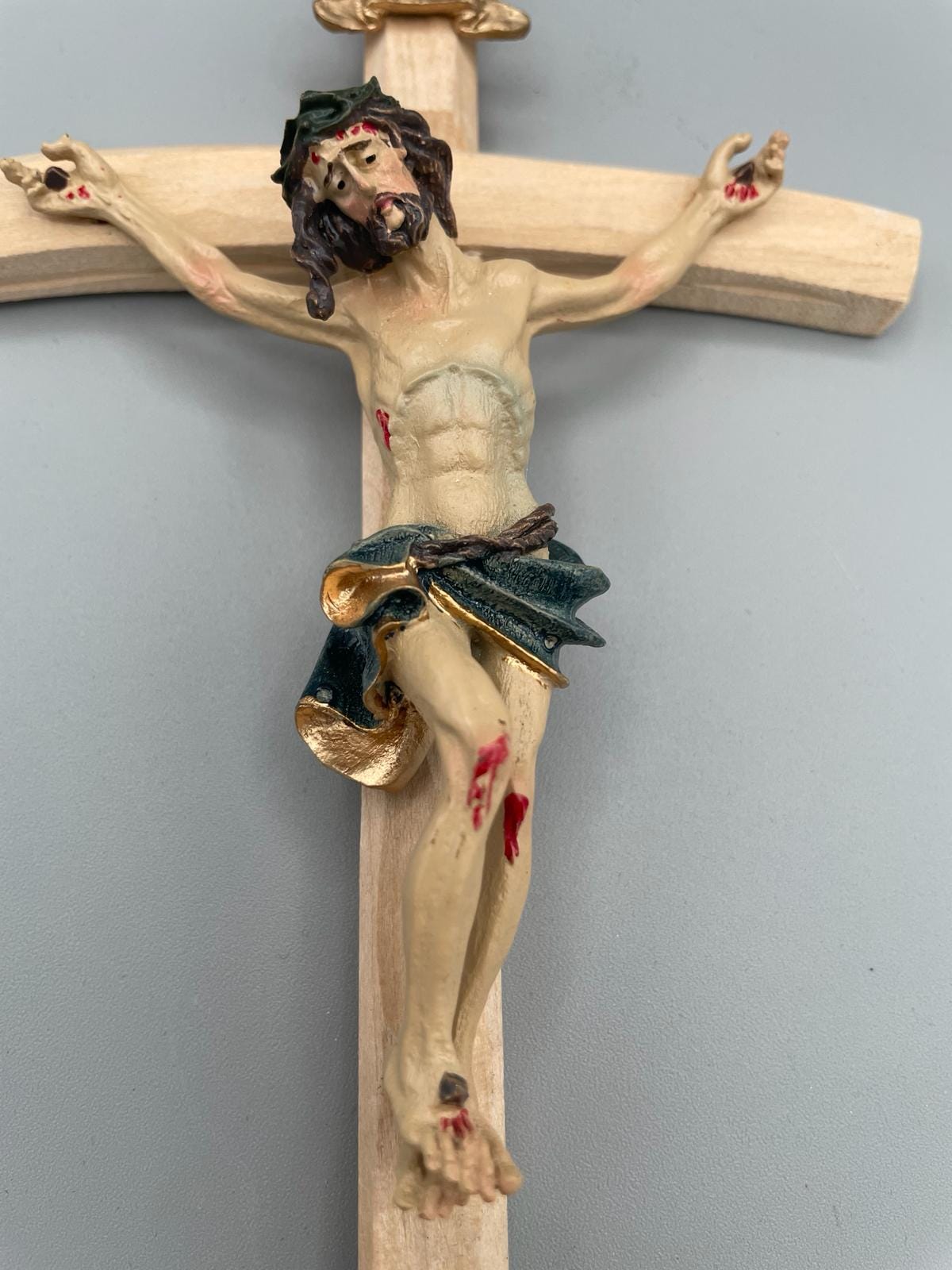 Crocifisso da Parete Artigianale in Legno con Figura di Gesù in Resina – Decorazione Religiosa Cristiana
