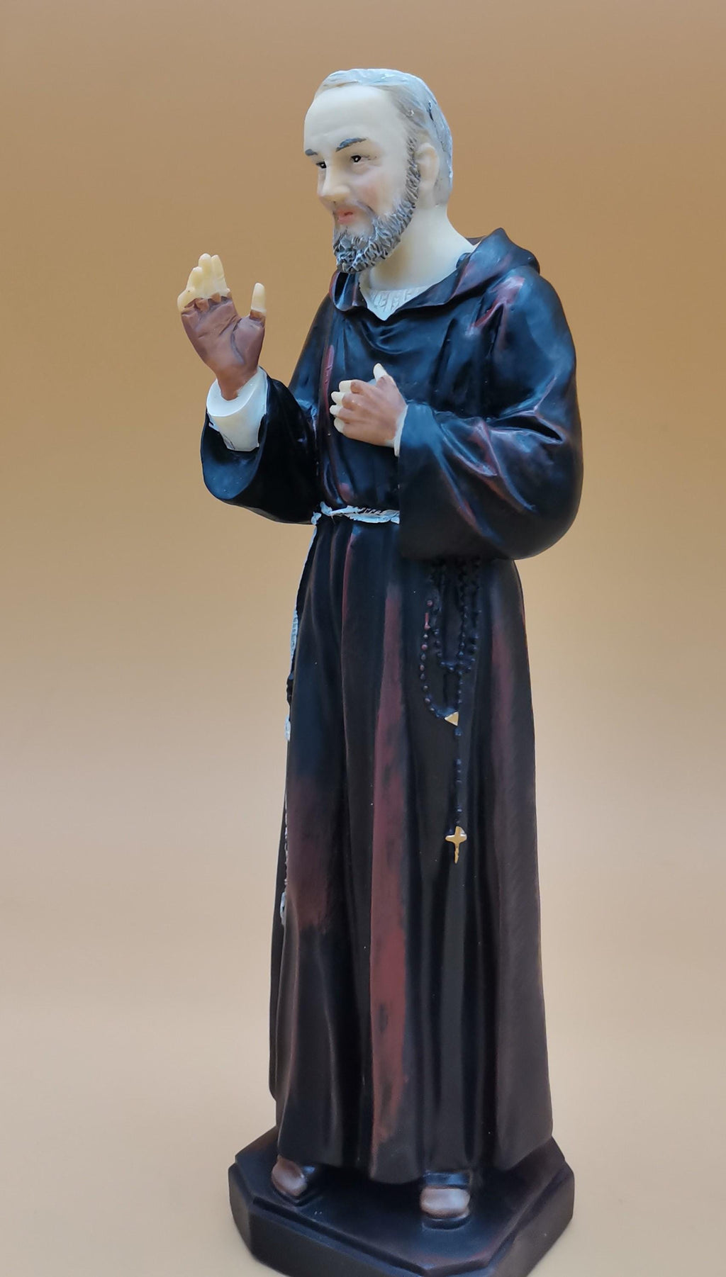 Padre-Pio-Statue aus handbemaltem Kunstharz