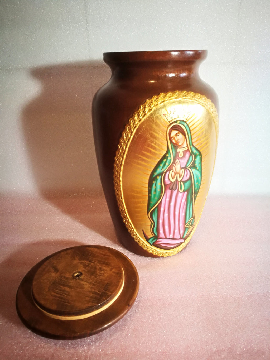 Vase Icône Vierge de Guadalupe en bois – Peint à la main, h 26 cm