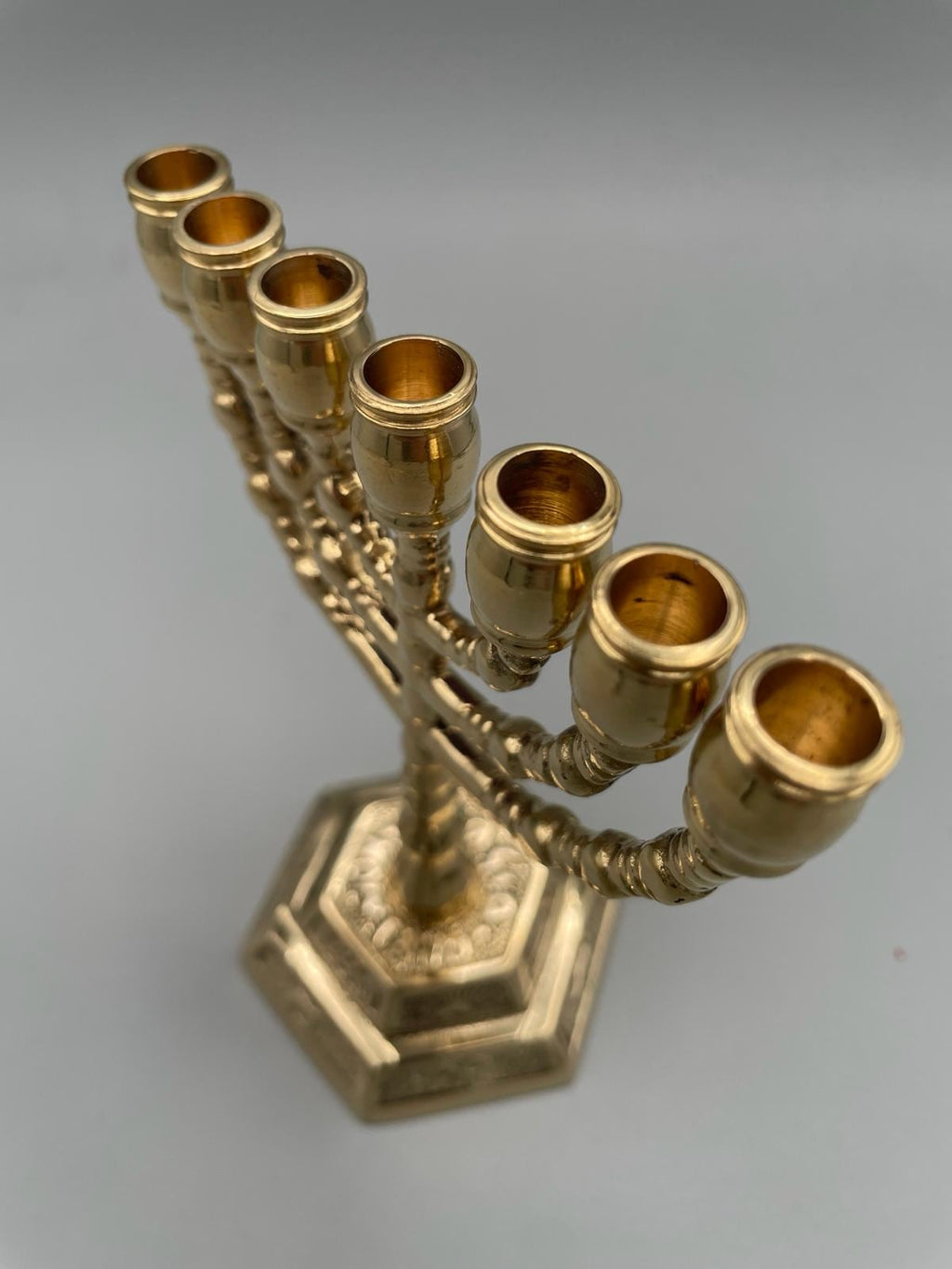 Menorah Vintage a Sette Bracci in Ottone Dorato – h 13 cm