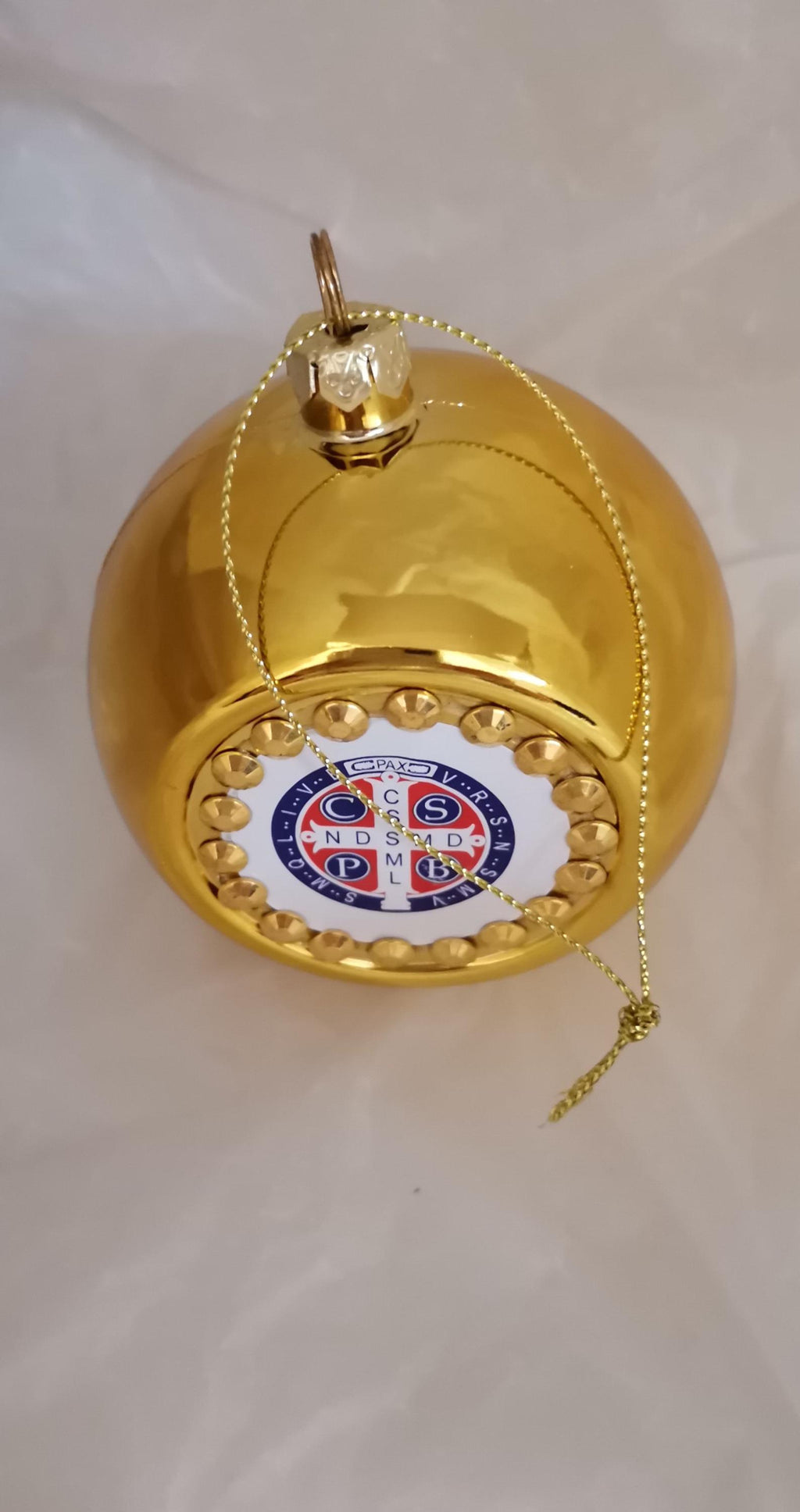 Weihnachtskugel Gold mit St.-Benedikt-Medaille