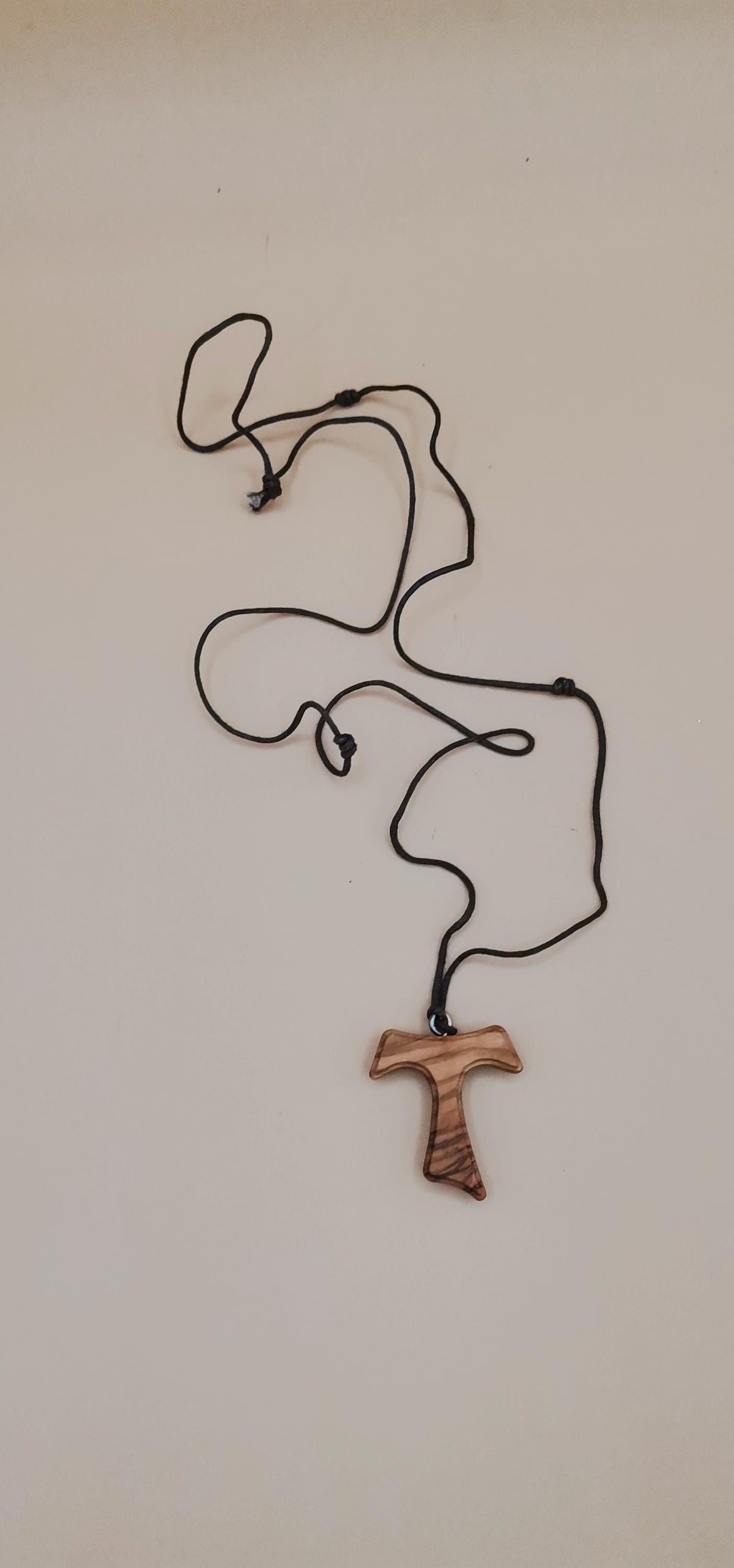Tau franciscain en bois d'olivier avec cordon marron – 4x3 cm