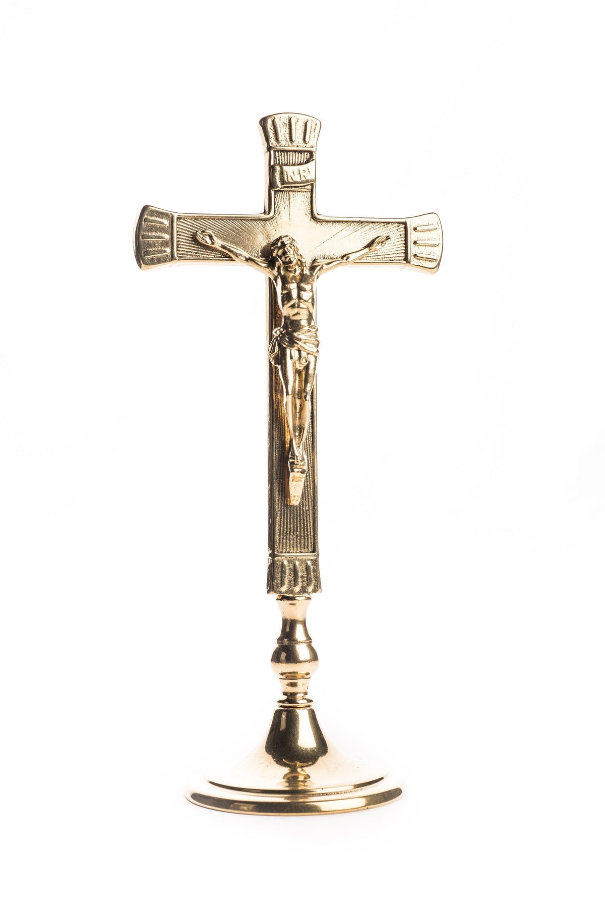Crocifisso da altare in ottone dorato con base liscia