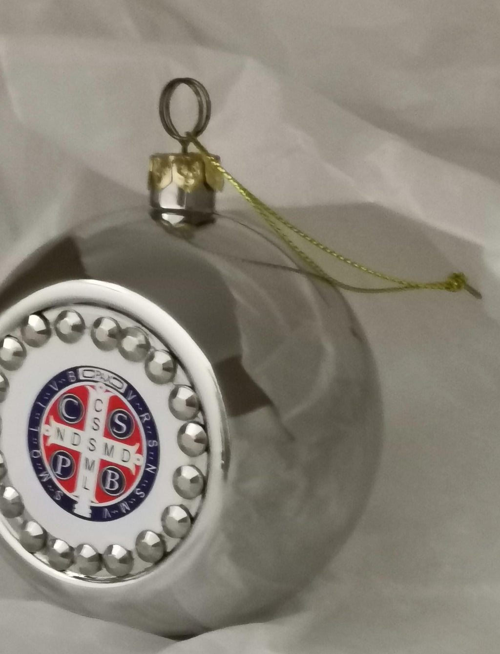 Boule de Noël argentée avec médaille de Saint Benoît
