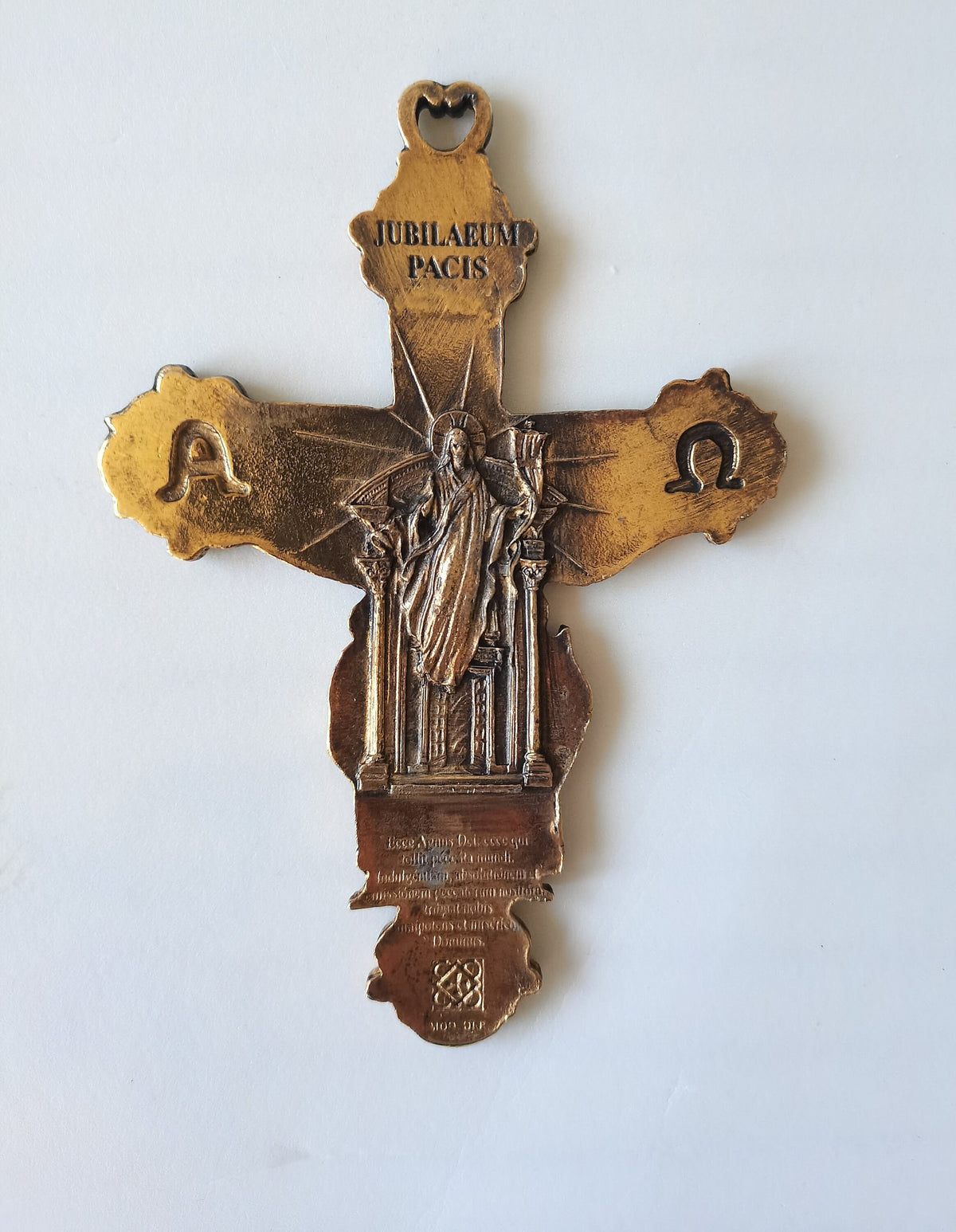 Crocifisso Jubileum Pacis con le quattro Basiliche di Roma – ottone dorato – 15 x 10 cm