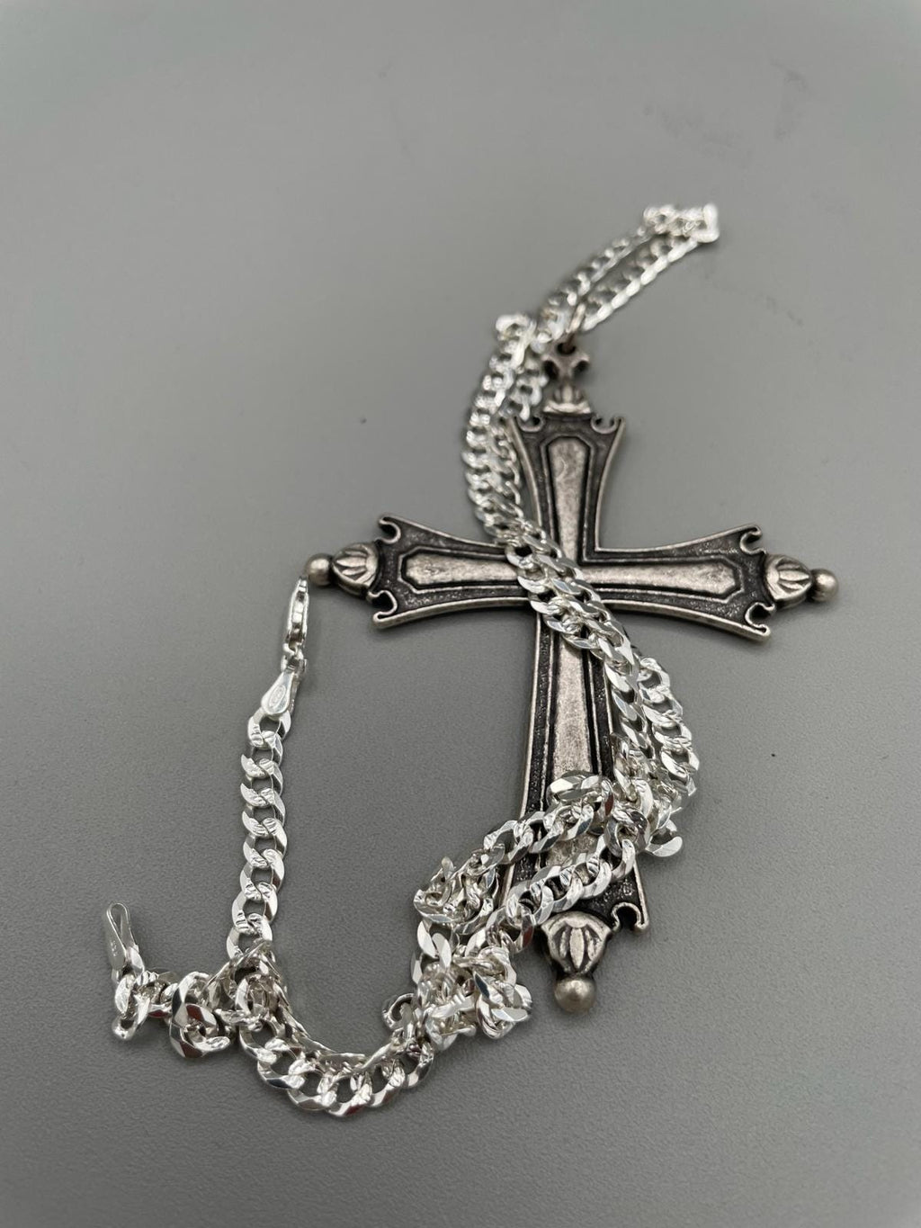 Collana con crocifisso replica Papa Leone, finiture argentate e brunite