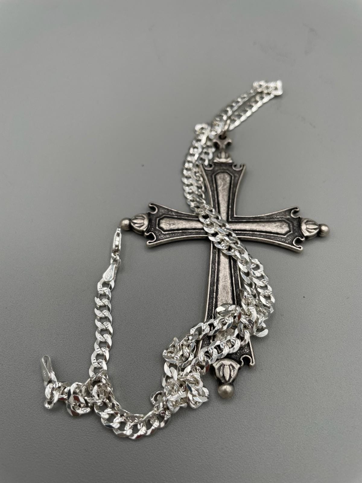 Collana con crocifisso replica Papa Leone, finiture argentate e brunite