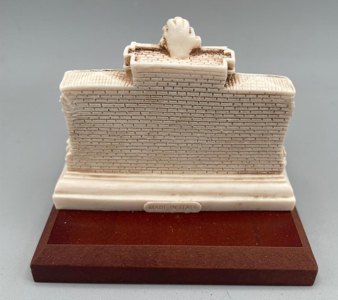 Réplique de la fontaine de Trevi en résine avec socle en bois