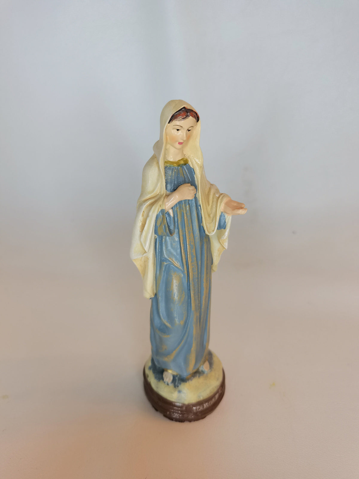 Statue de la Vierge de Medjugorje en résine peinte à la main – 15 cm