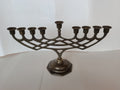 Chanukkiah in ottone brunito a nove bracci – 48 x 27 cm