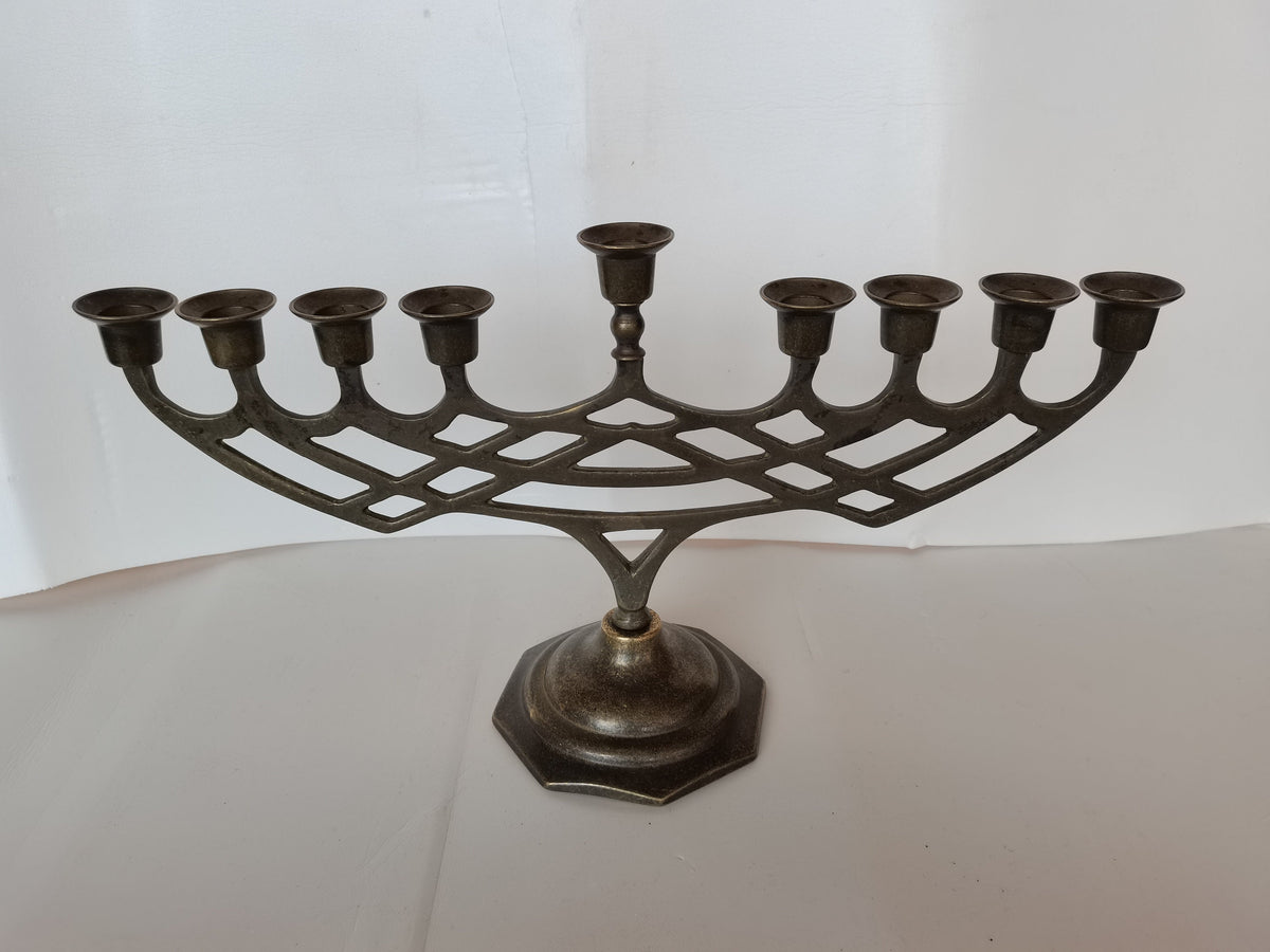 Chanukkiah in ottone brunito a nove bracci – 48 x 27 cm