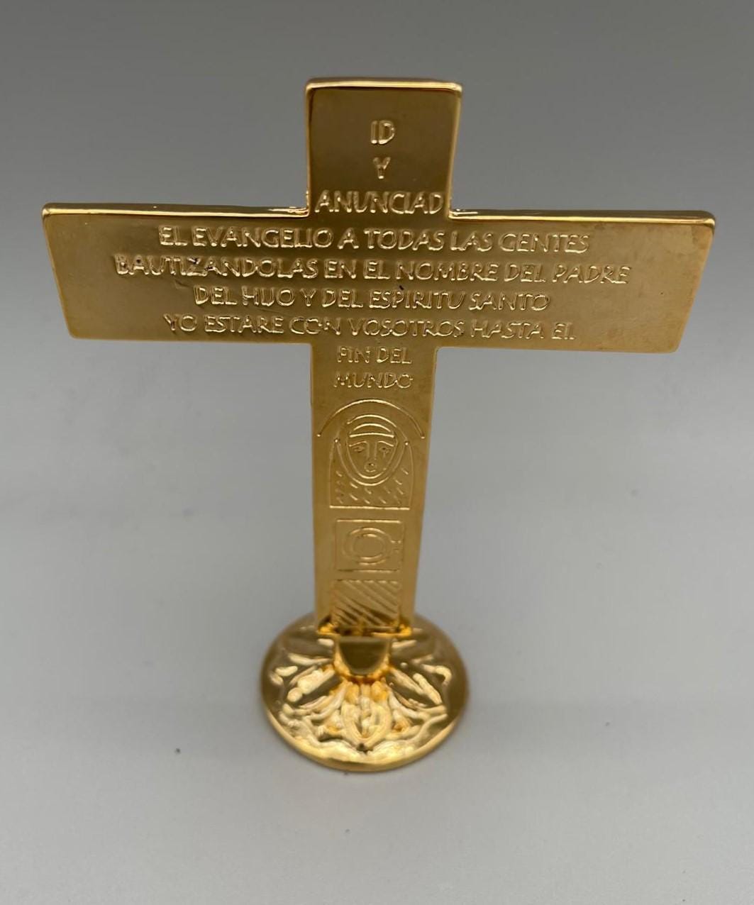Croce itinerante da tavolo placcata oro – 11 x 8 cm – cod. DBK205/11D IT