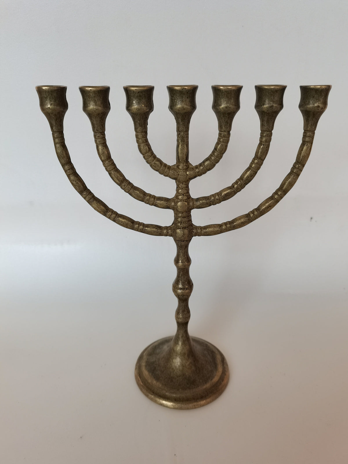 Menorah a sette bracci in ottone brunito – 24 x 19 cm