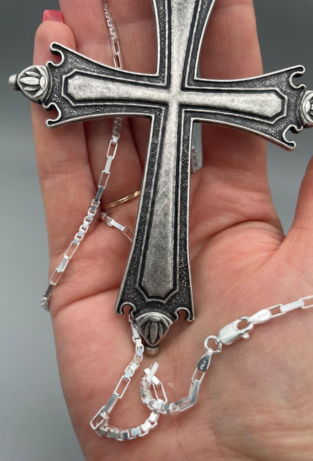 Collana con crocifisso replica Papa Leone, finiture argentate e brunite