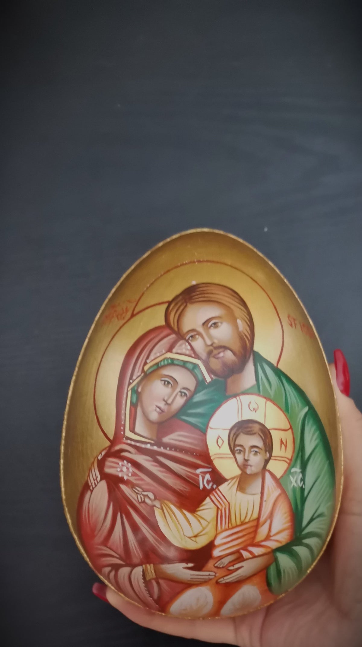 Icono Sagrado Huevo de Madera con Sagrada Familia – Pintado a Mano, altura 28 cm