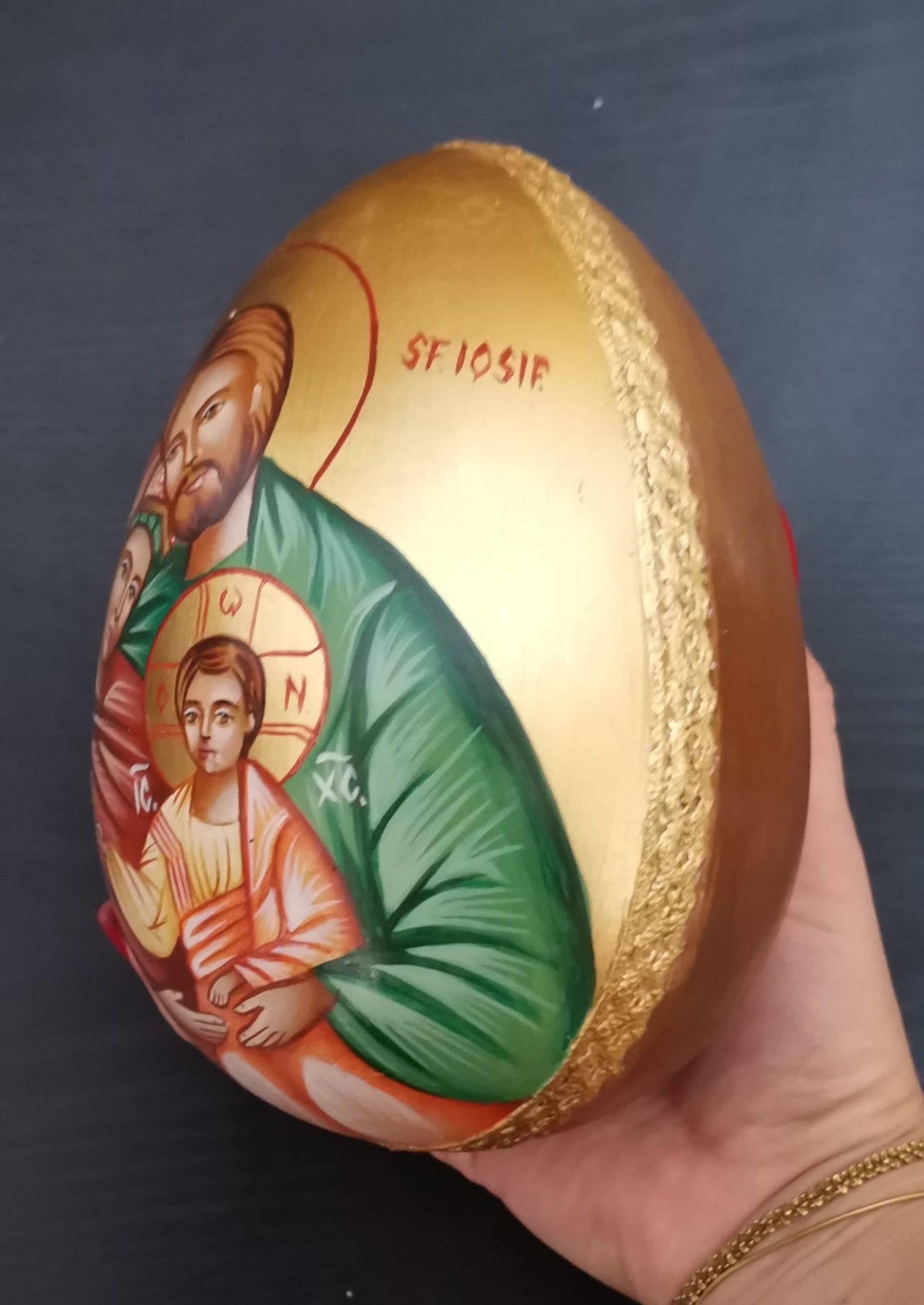 Icono Sagrado Huevo de Madera con Sagrada Familia – Pintado a Mano, altura 28 cm