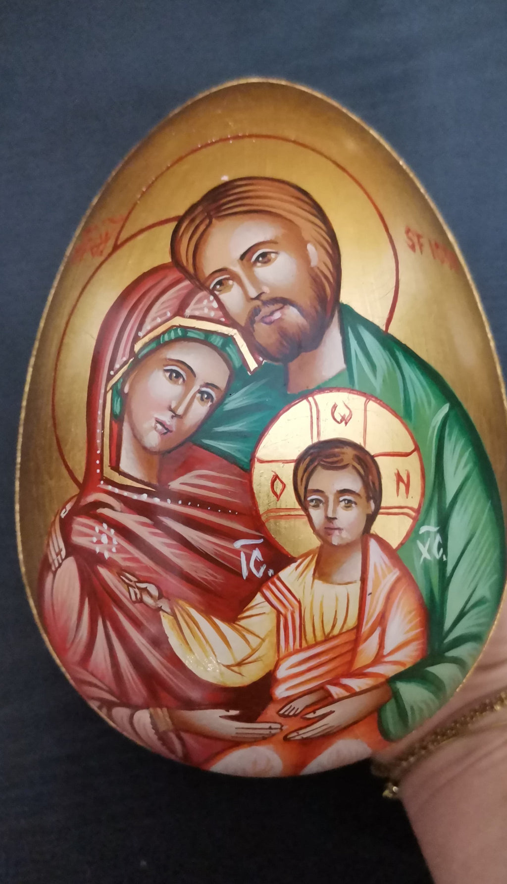 Icono Sagrado Huevo de Madera con Sagrada Familia – Pintado a Mano, altura 28 cm